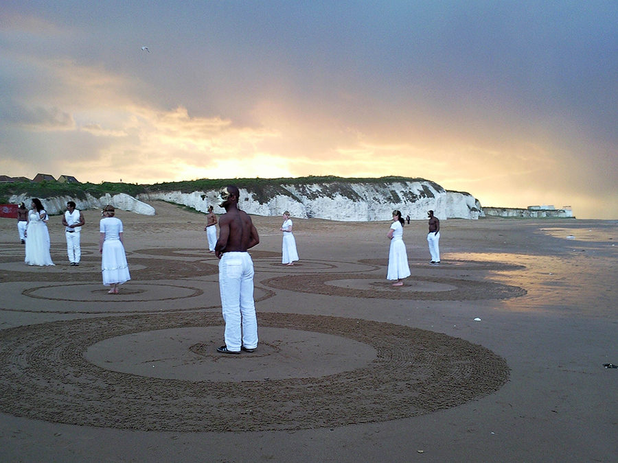 3 jours de beach art en Angleterre pour le clip Uyirin Uyire extraite du film indien Thaandavam