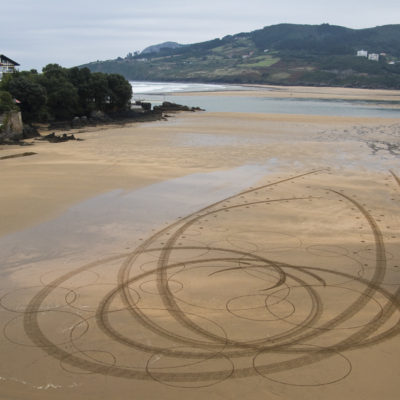 Mundaka, surf, beach art, dougados, circles, sand drawing