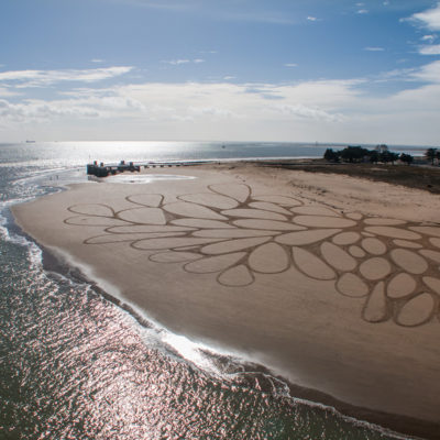 sam dougados, la rochelle, ile de ré, pont, invasion, beach art, sand drawing