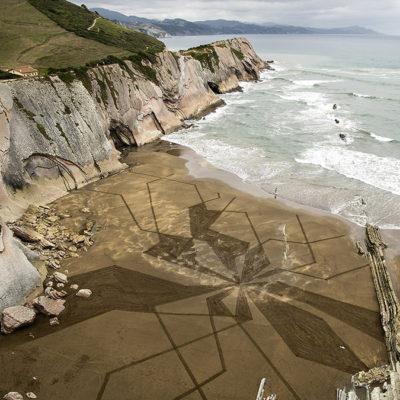 flysch, zumaia, dougados, beach art, sand drawing, falaise, cliff