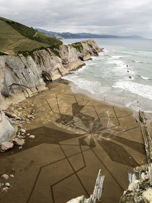 flysch, zumaia, dougados, beach art, sand drawing, falaise, cliff