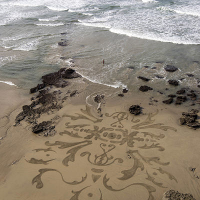 Biarritz, fresque, dessin sur le sable, beah art, dougados, marqueterie