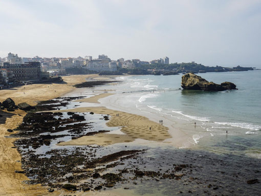 biaritz, beach art, miramar, rond, roche percée, sand drawing, ocean