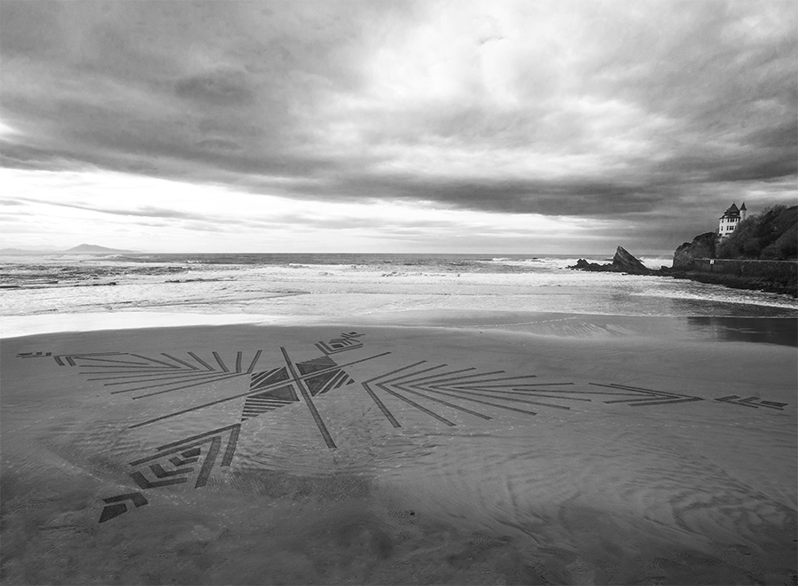 beach art, dougados, biarritz, villa belza, dessin sur le sable, photo, noir et blanc, black and white