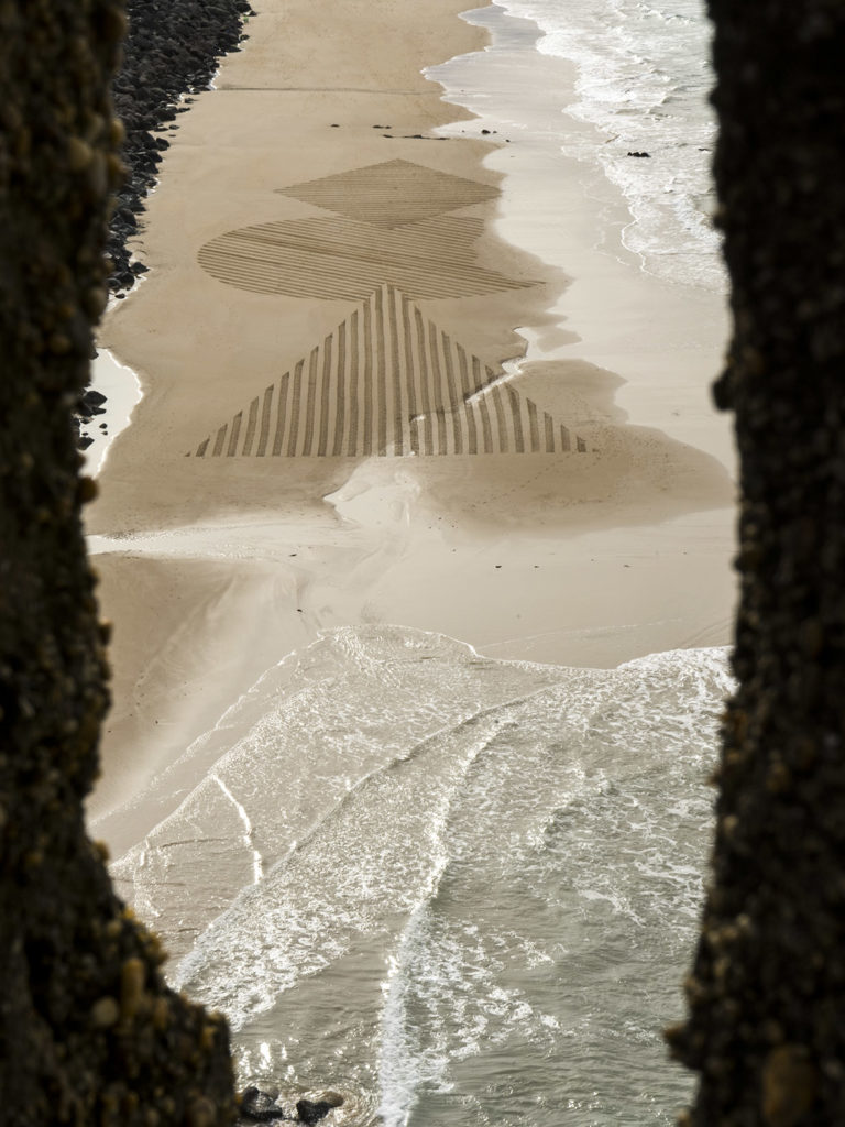Sam DOugados, beach art, géométrie, biarritz